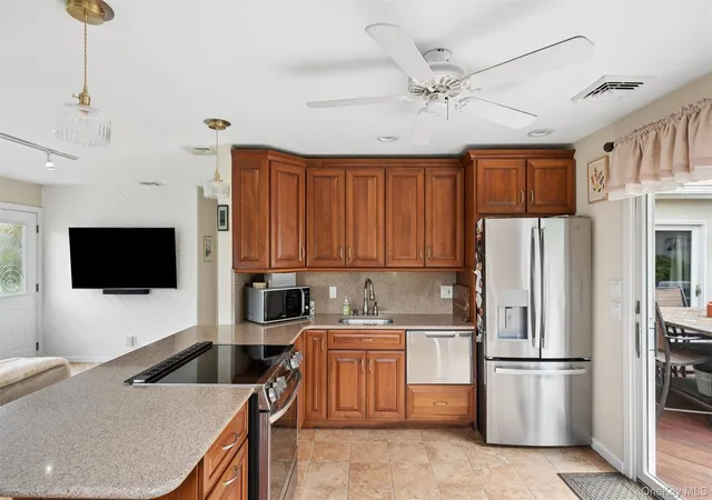 Photo 4 of Single family home for sale at 11 Bay St, Brookhaven, NY 11934 | MLS# 1037378 | Listing updated on 2026-09-14