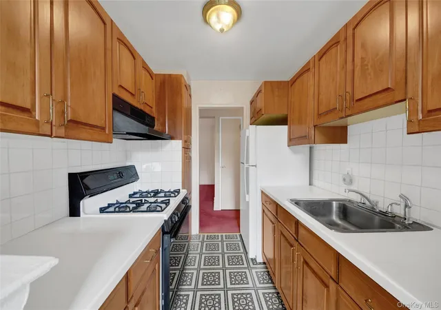 Photo 3 of Condo for sale at 110 Dehaven Dr #416, Yonkers, NY 10703 | MLS# 1037410 | Listing updated on 2026-09-15
