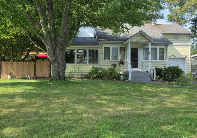 Photo 3 of Single family home for sale at 33 Elmwood Ave, Brookhaven, NY 11784 | MLS# 1037464 | Listing updated on 2026-09-19