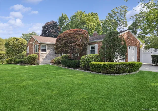 Photo 3 of Sale Pending at 35 Cherrywood Dr, Huntington, NY 11731 | MLS# 1037523 | Listing updated on 2026-09-15