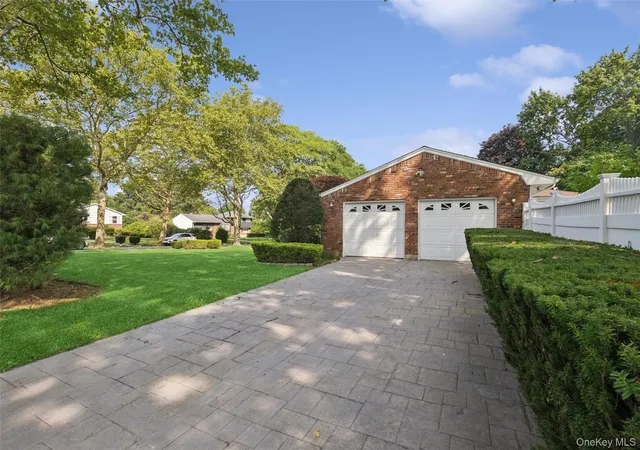 Photo 4 of Sale Pending at 35 Cherrywood Dr, Huntington, NY 11731 | MLS# 1037523 | Listing updated on 2026-09-15