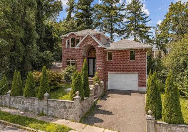 Photo 2 of Single family home for sale at 300 Ellen Pl, Oyster Bay, NY 11753 | MLS# 1037607 | Listing updated on 2026-09-11