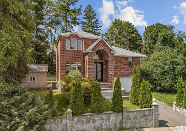Photo 3 of Single family home for sale at 300 Ellen Pl, Oyster Bay, NY 11753 | MLS# 1037607 | Listing updated on 2026-09-11