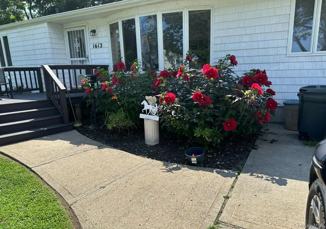 Photo 2 of Single family home for sale at 1612 N Gardiner Dr, Islip, NY 11706 | MLS# 1037951 | Listing updated on 2026-09-15
