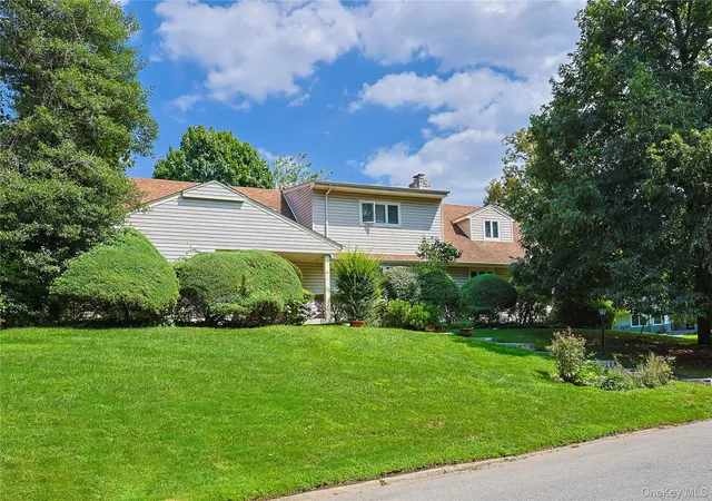 Photo 3 of Single family home for sale at 9 Talbot Dr, North Hempstead, NY 11020 | MLS# 1038093 | Listing updated on 2026-09-25