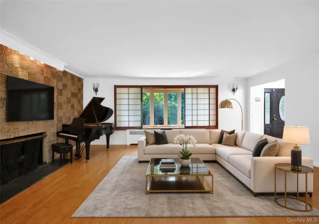 Photo 4 of Single family home for sale at 9 Talbot Dr, North Hempstead, NY 11020 | MLS# 1038093 | Listing updated on 2026-10-08