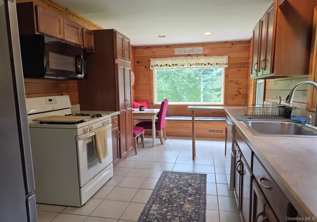 Photo 1 of Single family home for sale at 220 Mail Rd, Highland, NY 12719 | MLS# 1038118 | Listing updated on 2026-10-20