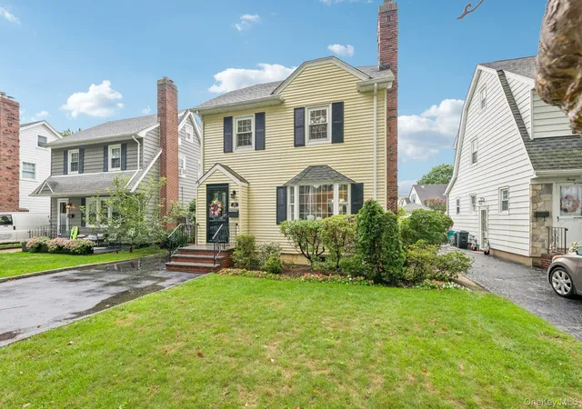 Photo 3 of Single family home for sale at 32 Cambridge Ave, Hempstead, NY 11530 | MLS# 1038227 | Listing updated on 2026-09-13