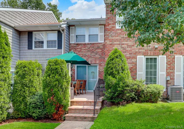 Photo 2 of Condo for sale at 11 Clubhouse Ct, Oyster Bay, NY 11797 | MLS# 1038513 | Listing updated on 2026-09-13
