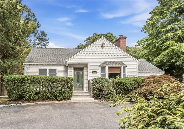 Photo 1 of Single family home for sale at 1091 Westminster Ave, Huntington, NY 11746 | MLS# 1038771 | Listing updated on 2026-10-04