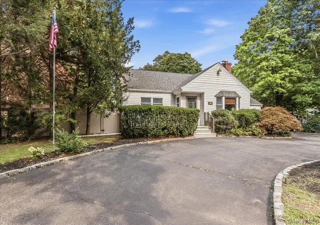 Photo 2 of Single family home for sale at 1091 Westminster Ave, Huntington, NY 11746 | MLS# 1038771 | Listing updated on 2026-10-04