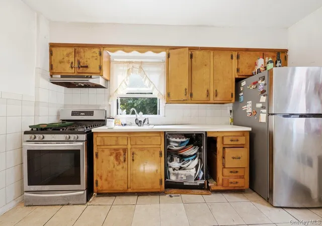 Photo 3 of Sale Pending at 290 1st Street, Yonkers, NY 10704 | MLS# 1038781 | Listing updated on 2026-09-09