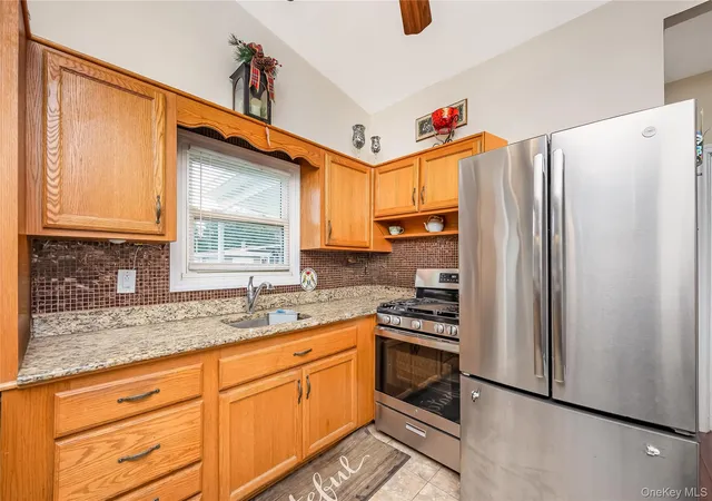 Photo 3 of Single family home for sale at 25 Beverly St, Islip, NY 11751 | MLS# 1039015 | Listing updated on 2026-09-12