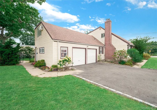 Photo 1 of Multi family home for sale at 280 S Bayview Ave, Babylon, NY 11701 | MLS# 1039096 | Listing updated on 2026-09-12