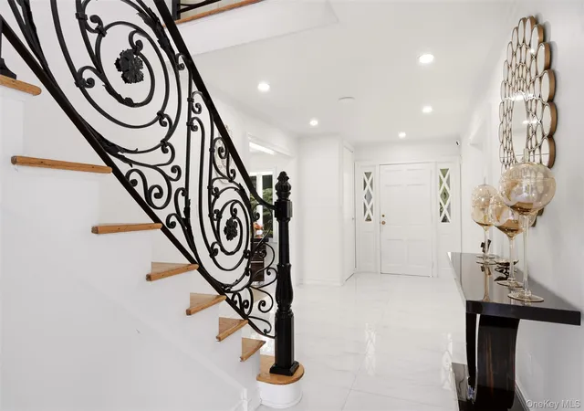 Photo 4 of Single family home for sale at 897 Ripley Ln, Oyster Bay, NY 11771 | MLS# 1039187 | Listing updated on 2026-09-18