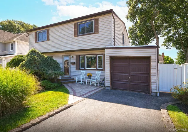 Photo 2 of Sale Pending at 108 Connecticut Ave, Oyster Bay, NY 11758 | MLS# 1039341 | Listing updated on 2026-09-25