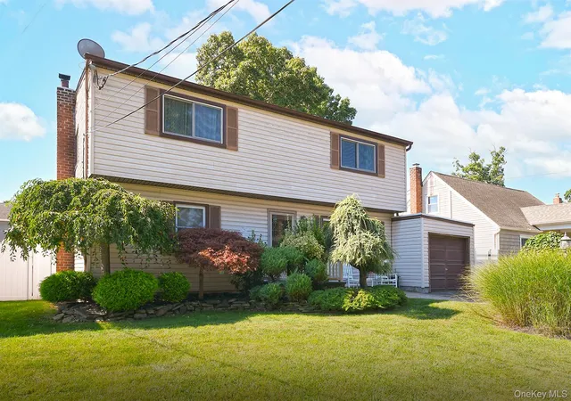 Photo 3 of Sale Pending at 108 Connecticut Ave, Oyster Bay, NY 11758 | MLS# 1039341 | Listing updated on 2026-09-25