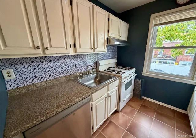 Photo 3 of Condo for sale at 1600 Grand Ave #R3, Hempstead, NY 11510 | MLS# 1039423 | Listing updated on 2026-09-14