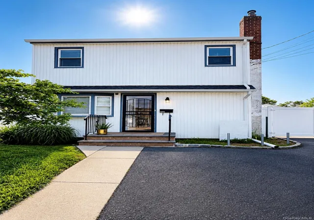 Photo 1 of Single family home for sale at 1800 Newbridge Rd, Hempstead, NY 11710 | MLS# 1039433 | Listing updated on 2026-09-12