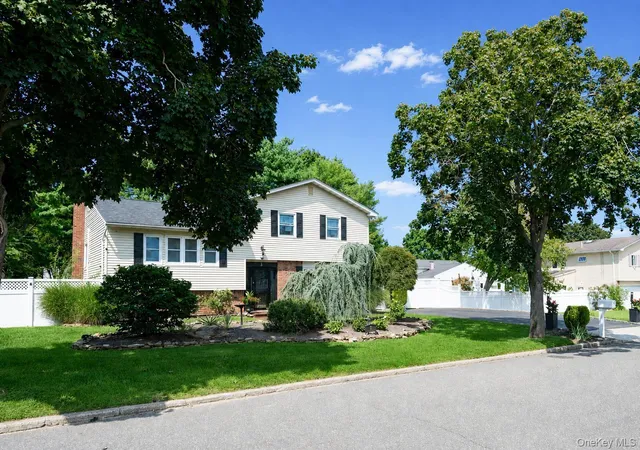 Photo 3 of Sale Pending at 3 Humming Ln, Brookhaven, NY 11727 | MLS# 1039557 | Listing updated on 2026-09-10