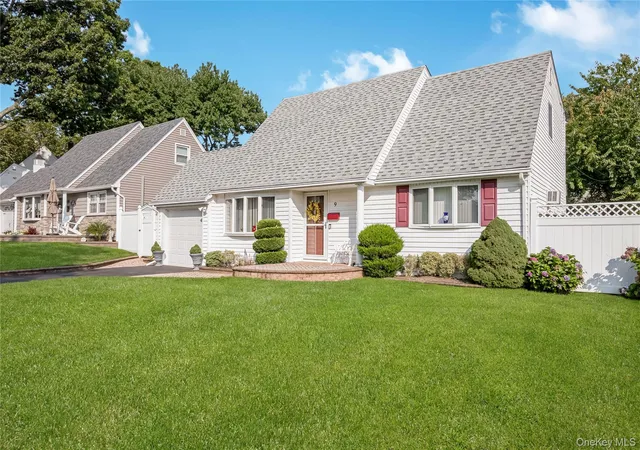 Photo 2 of Sale Pending at 9 Linwood Ave, Oyster Bay, NY 11735 | MLS# 1039800 | Listing updated on 2026-09-18