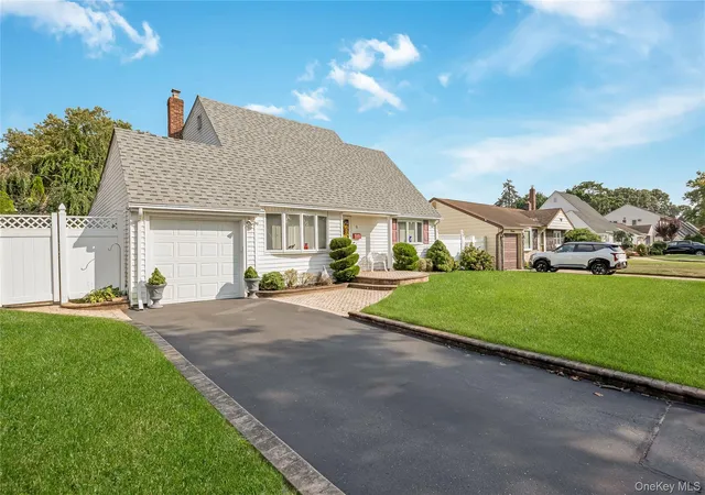 Photo 3 of Sale Pending at 9 Linwood Ave, Oyster Bay, NY 11735 | MLS# 1039800 | Listing updated on 2026-09-18