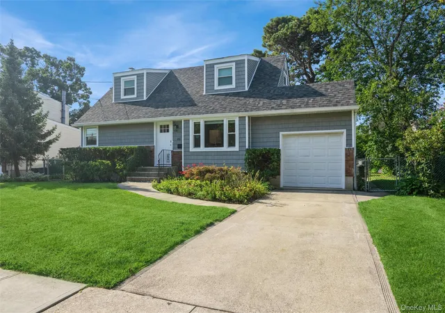 Photo 1 of Single family home for sale at 216 N Hawthorne St, Oyster Bay, NY 11758 | MLS# 1039823 | Listing updated on 2026-09-11