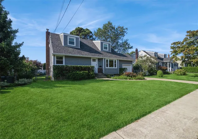 Photo 2 of Single family home for sale at 216 N Hawthorne St, Oyster Bay, NY 11758 | MLS# 1039823 | Listing updated on 2026-09-11