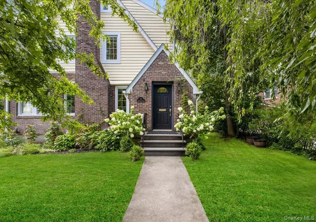 Photo 1 of Sale Pending at 15 Parkview Ct, White Plains, NY 10603 | MLS# 1040070 | Listing updated on 2026-09-26