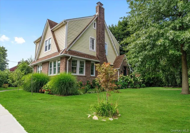 Photo 2 of Sale Pending at 15 Parkview Ct, White Plains, NY 10603 | MLS# 1040070 | Listing updated on 2026-09-26
