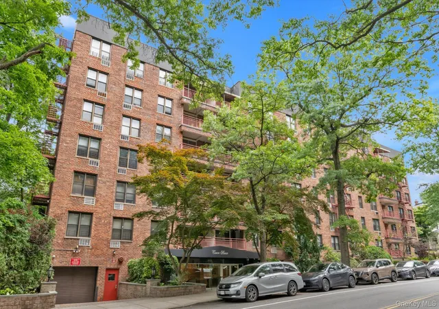 Condo for sale at 43-25 Douglaston Pkwy #2-G, New York, NY 11363 | MLS# 1040372