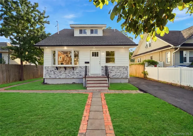 Photo 1 of Single family home for sale at 16 West Dr, Islip, NY 11706 | MLS# 1040683 | Listing updated on 2026-09-15