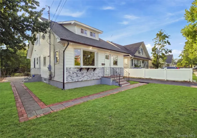 Photo 2 of Single family home for sale at 16 West Dr, Islip, NY 11706 | MLS# 1040683 | Listing updated on 2026-09-15