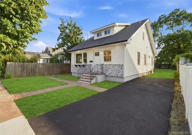 Photo 3 of Single family home for sale at 16 West Dr, Islip, NY 11706 | MLS# 1040683 | Listing updated on 2026-09-15