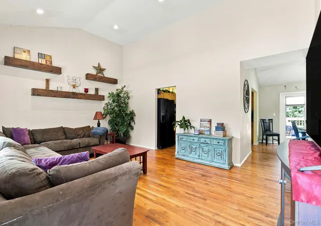 Photo 4 of Single family home for sale at 29 Moriches Middle Is Rd, Brookhaven, NY 11967 | MLS# 1041404 | Listing updated on 2026-09-13