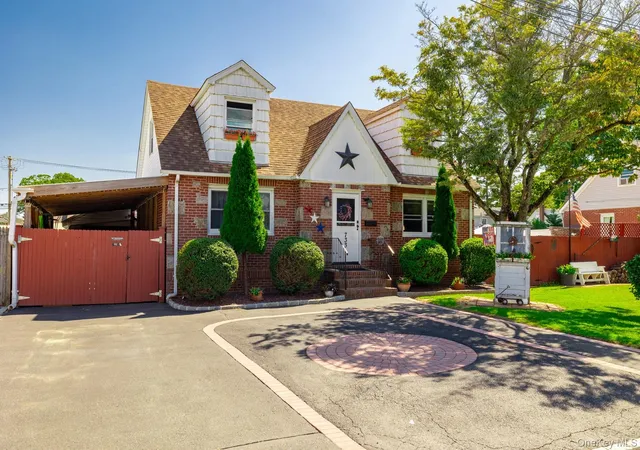 Photo 1 of Single family home for sale at 733 9th Street, West Babylon, NY 11704 | MLS# 1041530 | Listing updated on 2026-09-24