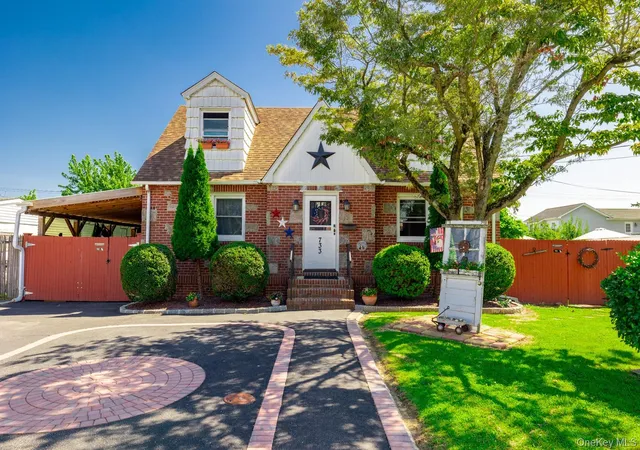 Photo 2 of Single family home for sale at 733 9th Street, West Babylon, NY 11704 | MLS# 1041530 | Listing updated on 2026-09-24