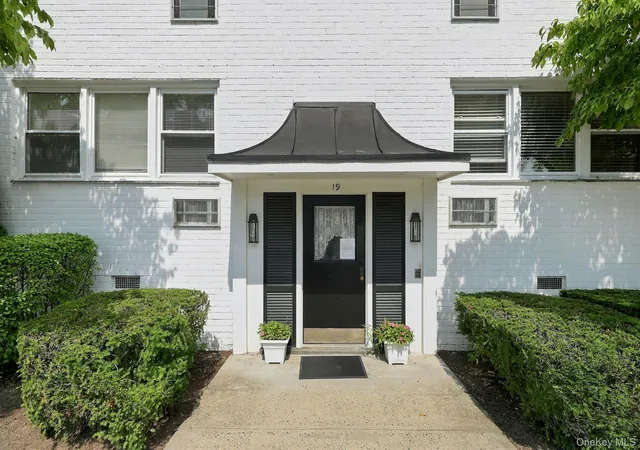 Listing Photo 2 - Condo for sale in building located at 19 Avon Cir, Rye, NY 10573 - Unit #D