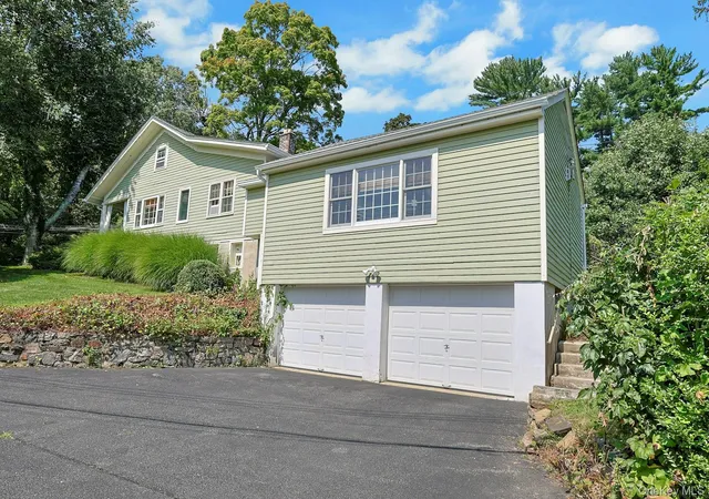 Photo 2 of Single family home for sale at 35 Grandview Ave, Mount Pleasant, NY 10570 | MLS# 1042508 | Listing updated on 2026-10-16