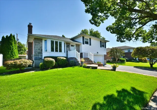 Photo 2 of Single family home for sale at 70 Glenwood Rd, Oyster Bay, NY 11803 | MLS# 1042827 | Listing updated on 2026-09-14