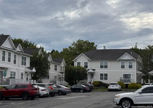 Listing Photo 2 - Condo for sale in building located at 35 Lexington Wy, Middletown, NY 10940