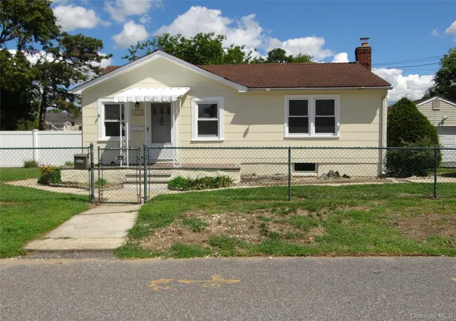 Photo 2 of Single family home for sale at 272 12th Avenue, West Babylon, NY 11704 | MLS# 1043828 | Listing updated on 2026-09-28
