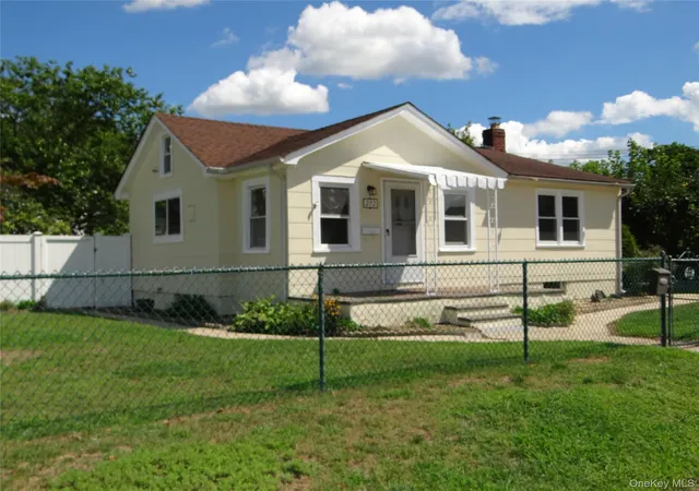Photo 3 of Single family home for sale at 272 12th Avenue, West Babylon, NY 11704 | MLS# 1043828 | Listing updated on 2026-09-28
