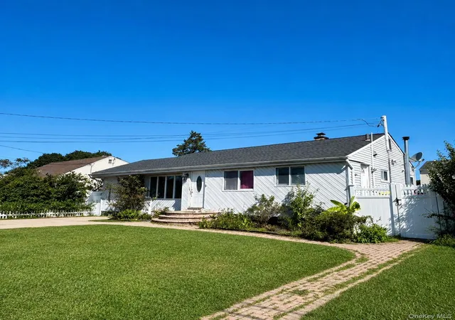 Photo 2 of Single family home for sale at 11 Franklin St, Islip, NY 11717 | MLS# 1044792 | Listing updated on 2026-09-11