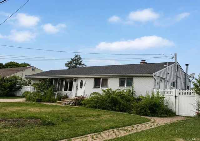 Photo 3 of Single family home for sale at 11 Franklin St, Islip, NY 11717 | MLS# 1044792 | Listing updated on 2026-09-11