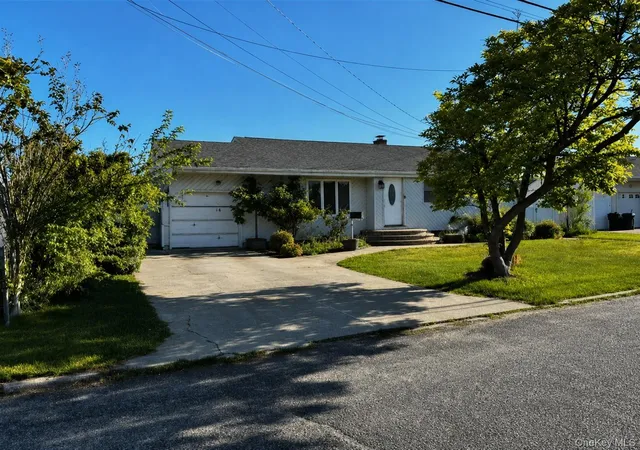Photo 3 of Single family home for sale at 11 Franklin St, Islip, NY 11717 | MLS# 1044792 | Listing updated on 2026-09-11
