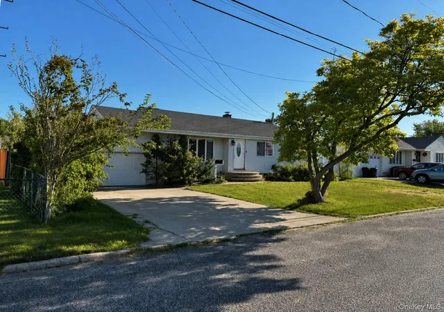 Photo 4 of Single family home for sale at 11 Franklin St, Islip, NY 11717 | MLS# 1044792 | Listing updated on 2026-09-11