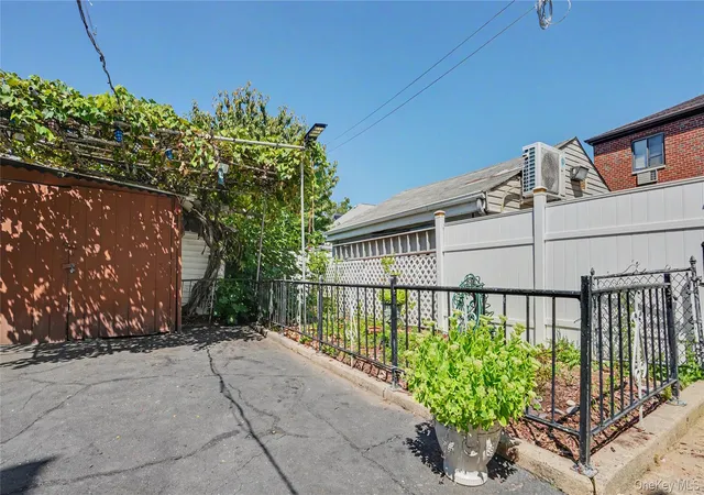 Photo 2 of House for sale at 2977 Harding Ave, New York, NY 10465 | MLS# 1045072 | Listing updated on 2026-10-01