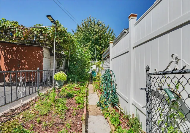 Photo 3 of House for sale at 2977 Harding Ave, New York, NY 10465 | MLS# 1045072 | Listing updated on 2026-10-01