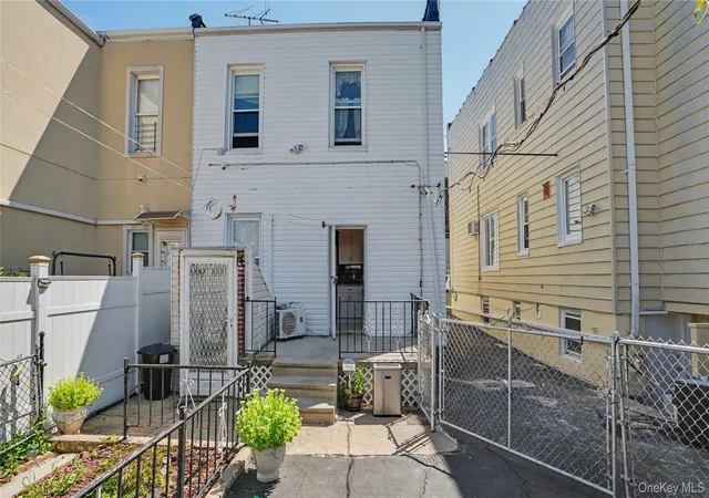 Photo 4 of House for sale at 2977 Harding Ave, New York, NY 10465 | MLS# 1045072 | Listing updated on 2026-10-01